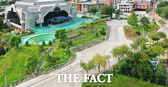 전북 임실군은 폐철도 부지인 구 오수역 일원에 녹색공간을 확충해 건강하고 쾌적한 도시 숲으로 탈바꿈시켰다. /임실군