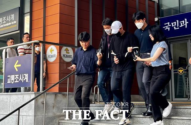 신씨는 이날 오전 7시50분쯤 서울 강남경찰서 유치장에서 흰색 볼캡에 검정색 마스크를 끼고 나왔다. /조소현 기자