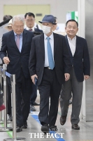  중절모 쓰고 법원 출석하는 김관진 전 국방부 장관 [포토]