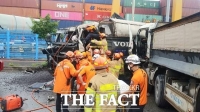  부산신항만 인근 교차로서 5중 추돌사고…8명 사상