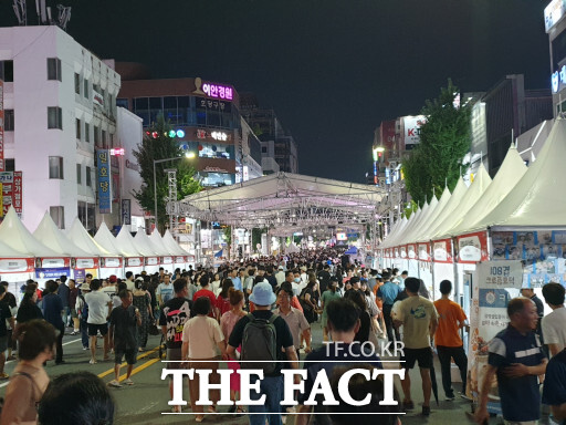 대전0시 축제기간 중앙로 차없는 거리의 시민들 / 대전=최영규 기자