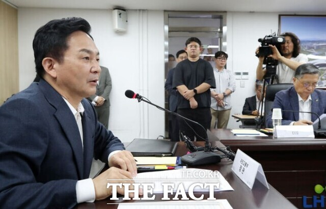 원희룡 국토교통부 장관은 20일 서울 강남구 한국토지주택공사(LH) 서울지역본부에서 열린 LH 용역 전관 카르텔 관련 긴급회의를 주재했다/ 뉴시스