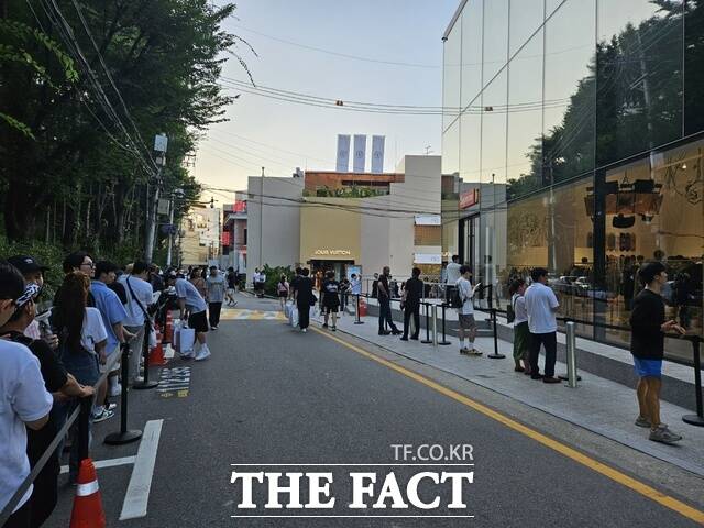 지난 19일 서울시 강남구에 개장한 슈프림 도산을 찾은 고객들로 거리가 북적였다. /우지수 기자