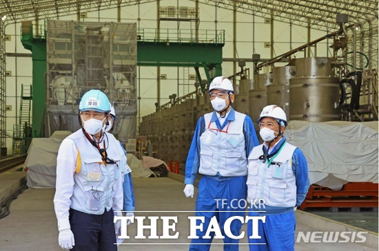 기시다 후미오 일본 총리(왼쪽)가 20일 고바야카와 도모아키 도쿄전력 사장(오른쪽 두번째) 등과 함께 쓰나미로 피해를 입은 후쿠시마 제1원자력발전소의 방사성폐수처리시설을 시찰하고 있다./뉴시스