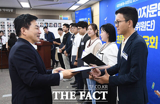 원희룡 국토교통부 장관이 21일 오후 세종시 정부세종청사에서 열린 국토부 1기 2030자문단 성과 공유회에 참석해 자문단에게 활동증명서를 수여하고 있다.