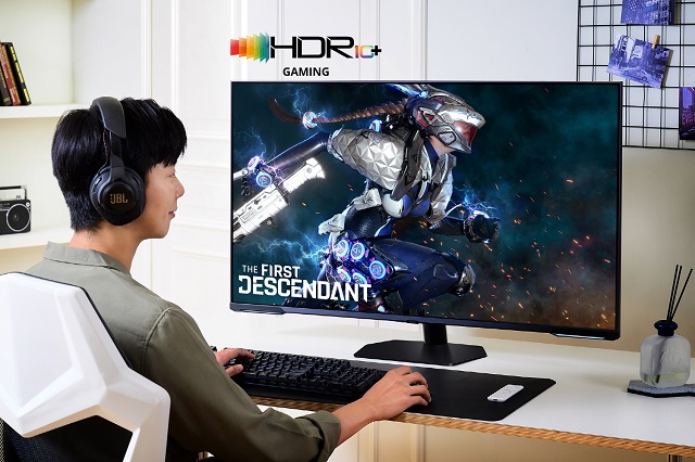 삼성전자 모델이 HDR10+ GAMING 기술이 적용된 퍼스트 디센던트 게임 콘텐츠를 체험하고 있다. /삼성전자