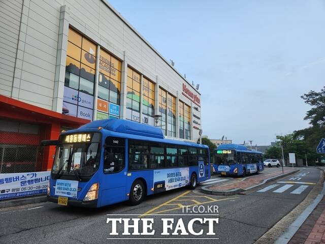서울동행버스 02번이 21일 6시 30분 첫 운행을 시작했다. 풍무홈플러스 앞에 서있는 서울동행버스/서울시공동취재단