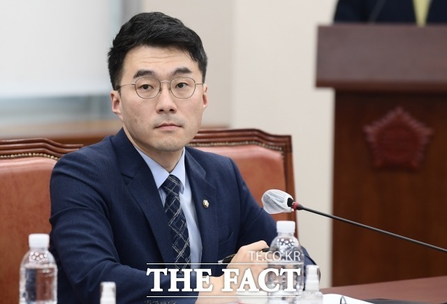 가상자산 보유·거래 논란으로 더불어민주당을 탈당한 김남국 무소속 의원이 22일 내년 총선 불출마를 선언했다. /이새롬 기자