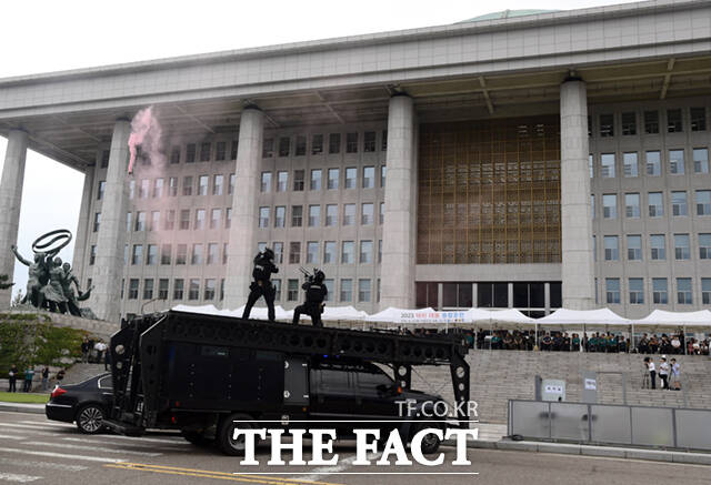 22일 오후 서울 여의도 국회에서 열린 2023년 국회 을지연습 테러 대응 종합훈련에서 경찰특공대원들이 자폭드론을 격발하고 있다.
