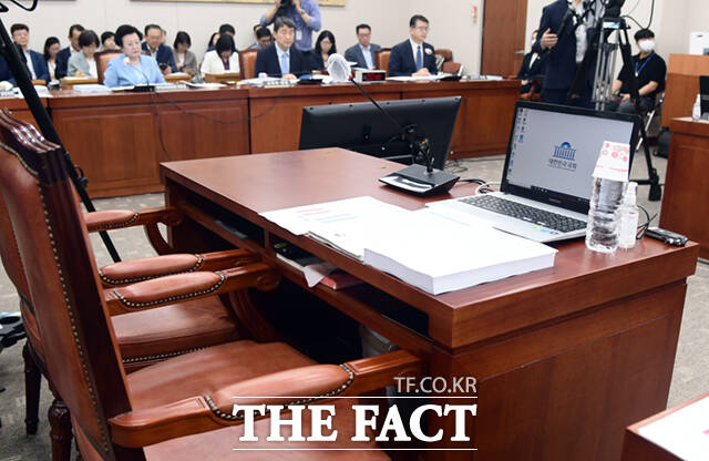 22일 오전 서울 여의도 국회에서 국회 교육위원회 전체회의가 열린 가운데, 김남국 의원의 빈 자리가 보이고 있다.