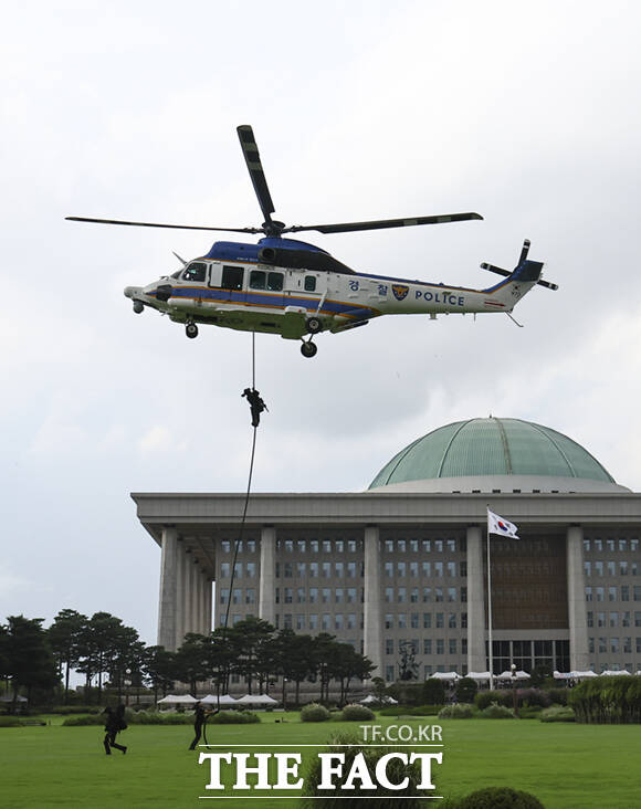 경찰특공대원들이 22일 오후 서울 여의도 국회에서 열린 2023 국회 을지연습 테러 대응 훈련에서 헬기 로프 하강을 하고 있다.