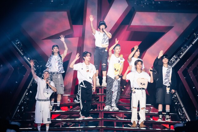 스트레이키즈가 16일과 17일 양일간 일본 후쿠오카 페이페이 돔에서 데뷔 첫 돔 투어 5-STAR(파이브스타)의 성공적 포문을 열었다. /JYP