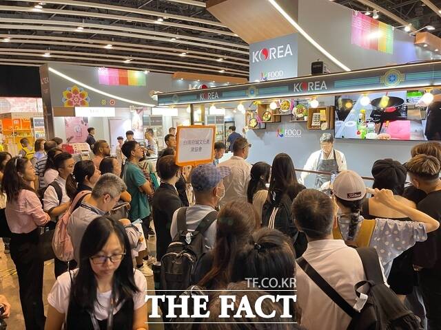 인파로 붐비는 홍콩식품박람회(HKTDC Food Expo) ‘통합한국관’ 시식 행사장. / 한국농수산식품유통공사