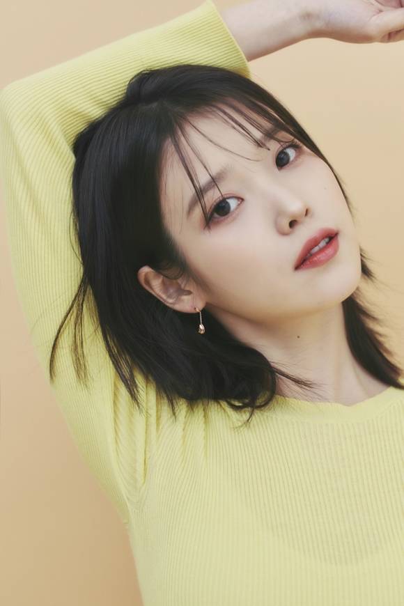 가수 겸 배우 아이유가 오는 9월 팬 콘서트를 개최하는 가운데 타 콘서트보다 훨씬 저렴한 금액으로 티켓 가격을 책정해 눈길을 끈다. /EDAM엔터테인먼트