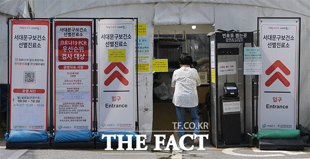 이달 2일 오전 서울 서대문구 보건소 선별진료소에 시민이 PCR 검사를 받기 위해 이동하고 있다. /장윤석 인턴기자