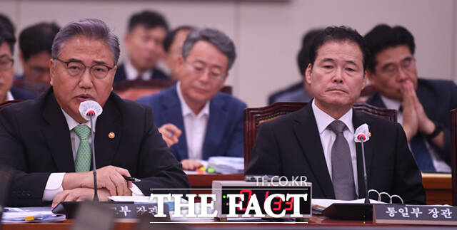 김영호 통일부 장관(오른쪽)이 23일 국회에서 열린 외교통일위원회 전체회의에 출석해 의원 질의를 듣고 있다. /이새롬 기자