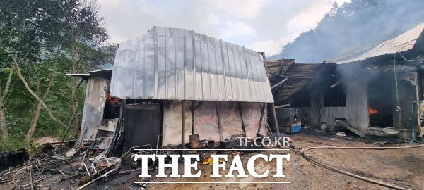 22일 오전 9시 19분쯤 영양군 석보면 포산리의 고추 건조 창고에서 내부 발화로 추정되는 화재가 발생했다./안동소방서입암119안전센터