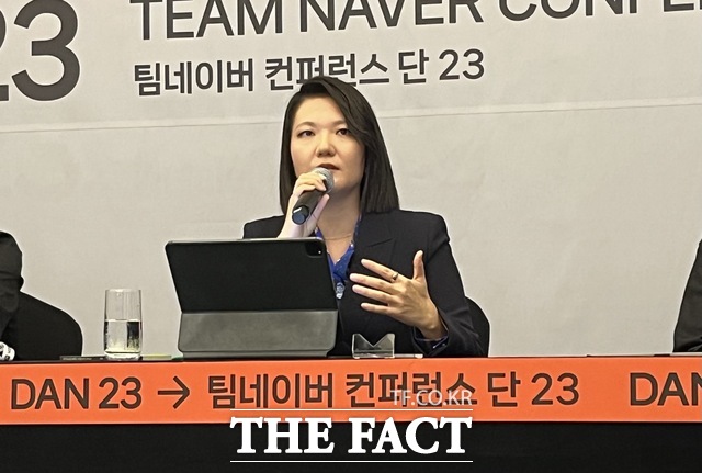 최수연 네이버 대표가 24일 서울 강남구 그랜드 인터컨티넨탈 서울 파르나스에서 열린 단23 컨퍼런스 기조연설 이후 기자간담회에 참석해 하이퍼클로바X를 활용한 네이버의 경쟁력에 대해 소개하고 있다. /최문정 기자