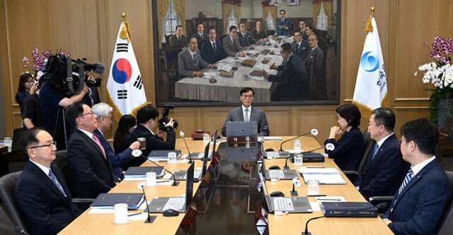 이창용 한국은행 총재가 24일 서울 중구 한국은행에서 열린 금융통화위원회를 주재하고 있다. /사진공동취재단