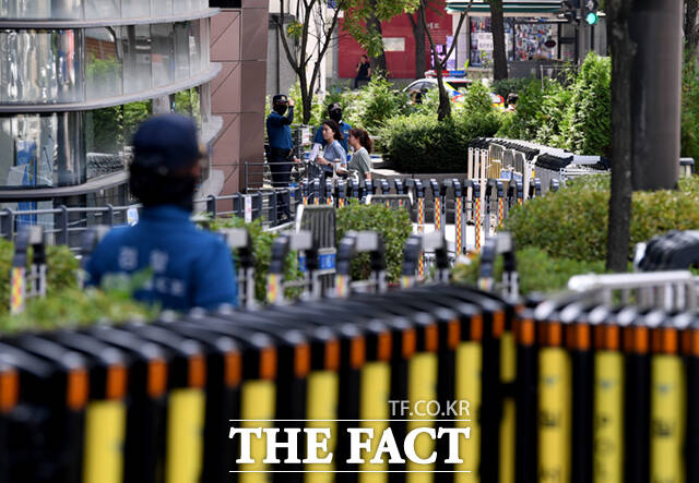 국내 주요 시설을 폭파하겠다는 일본발 테러 예고 이메일이 접수된 17일 오후 테러 장소로 지목된 서울 종로구 일본 대사관 앞에서 경찰이 경계 근무를 서고 있다. /이새롬 기자