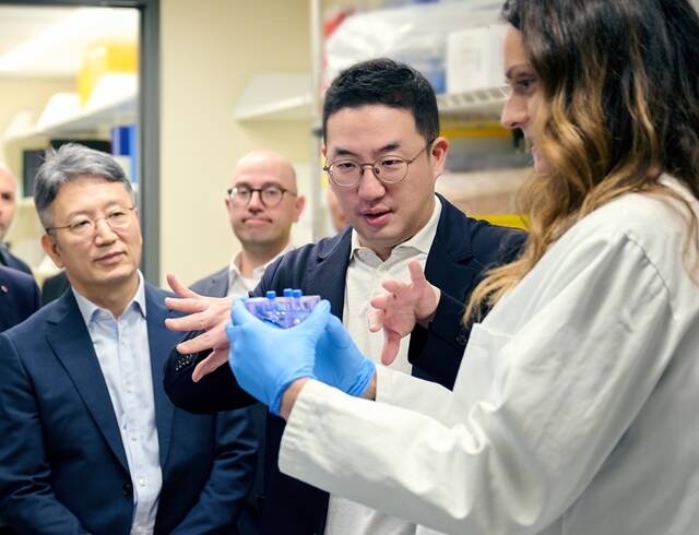 구광모 LG그룹 회장이 미국 보스턴의 다나파버 암 센터를 방문해 세포치료제 생산 시 항암 기능을 강화시킨 세포를 선별하는 과정에 대한 설명을 듣고 있다. /LG그룹