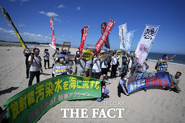 24일 일본 후쿠시마현 나미에 해변에서 시위대가 후쿠시마 다이이치 원자력발전소를 향해 오염수 방류 반대 시위를 하고 있다. /후쿠시마=AP.뉴시스