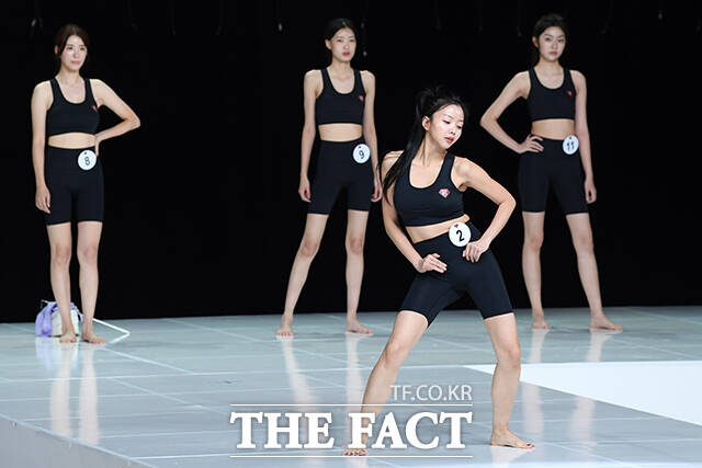 2번 참가자 권세령 씨가 춤을 선보이고 있다.