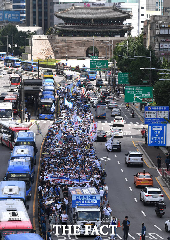 이재명 더불어민주당 대표를 비롯한 민주당 의원, 당원 시민들이 25일 서울 숭례문 일대에서 후쿠시마 원전오염수 투기 중단 국민행진을 하고 있다.