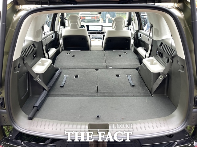 디 올 뉴 싼타페의 트렁크 기본 용량은 725리터(ℓ)로 골프 가방 4개와 보스턴 가방 4개 등을 적재할 수 있는 크기며, 2열과 3열을 모두 접을 경우 그 공간은 두배가 된다. /박지성 기자