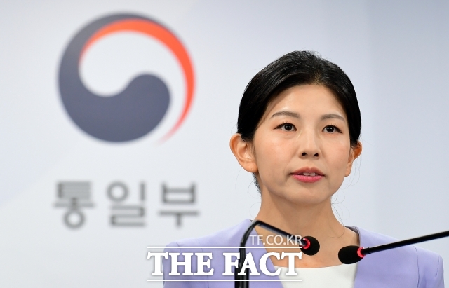 김인애 통일부 부대변인은 25일 정례브리핑에서 북한 고위당국자가 조선중앙통신에서 한미일 정상회의를 비난한 데 대해 당국자 실명 보도는 처음이라면서도 그 자체가 큰 의미가 있는 것으로 보진 않는다고 말했다. /임영무 기자