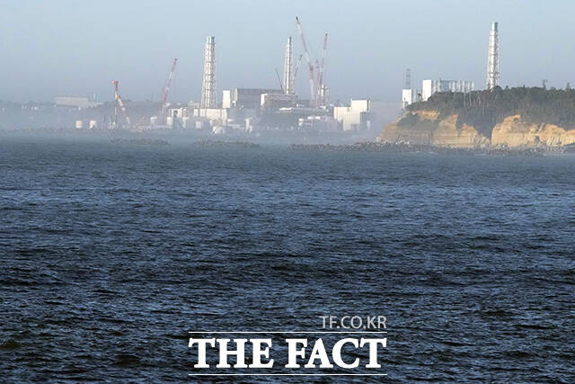 24일 방사능 오염수 방류를 시작한 일본 후쿠시마현의 제1원자력발전소 인근 해역에 긴장감이 흐르고 있다. /후쿠시마=AP.뉴시스