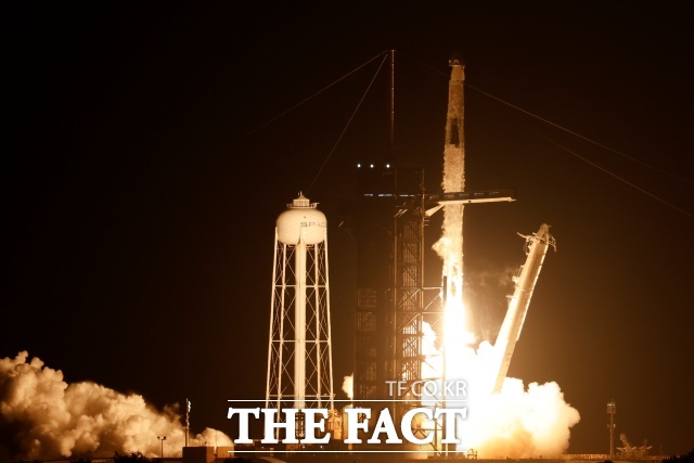미 플로리다주 케이프커내버럴의 케네디 우주센터에서 26일 우주비행사들과 함께 크루 드래곤 우주선을 탑재한 스페이스X 팰컨9 로켓이 39A 발사대에서 이륙하고 있다. /AP.뉴시스