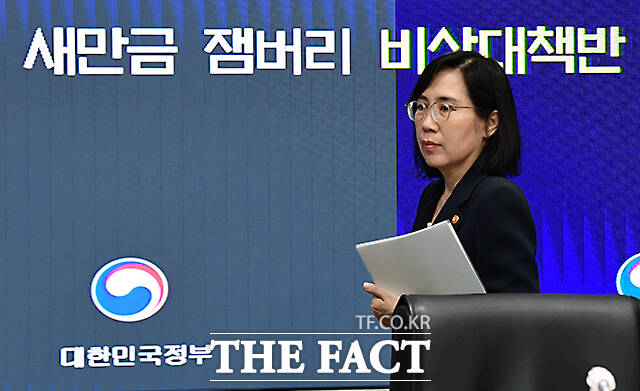 전날인 25일 국회 여성가족위원회 전체회의에 불참했던 김현숙 여성가족부 장관이 입장을 밝혔다. /임영무 기자