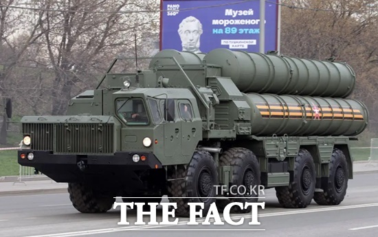 러시아의 최첨단 지대공 미사일 체계인 S-400의 미사일 발사차량. /러시아 국방부