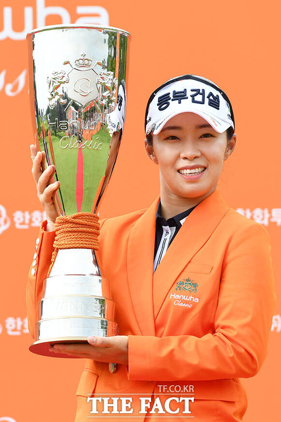 한화 클래식 2023 우승 트로피 들어보이는 김수지.