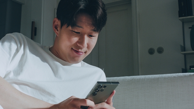 손흥민 선수가 스마트싱스 라이프 캠페인 영상에서 스마트싱스 앱을 살펴보고 있다. /삼성전자