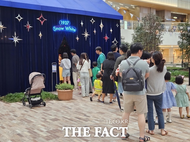 더현대 서울 5층 사운드 포레스트에서 열린 디즈니 전시에는 행사를 찾은 가족 단위 방문객이 끊이지 않았다. /우지수 기자