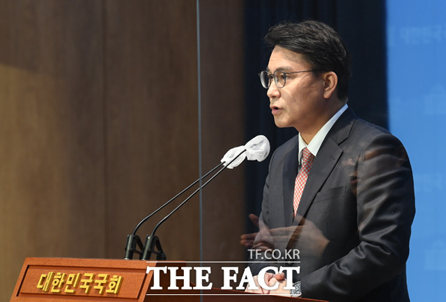 윤상현 국민의힘 의원이 28일 인천 2일 오후 서울 여의도 국회 소통관에서 기자회견을 열고 당 대표 출마 선언을 하고 있다.