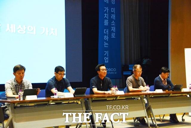 김준형 포스코퓨처엠 사장(가운데)과 임직원들이 기자들과 질의응답을 하고 있다. /김태환 기자
