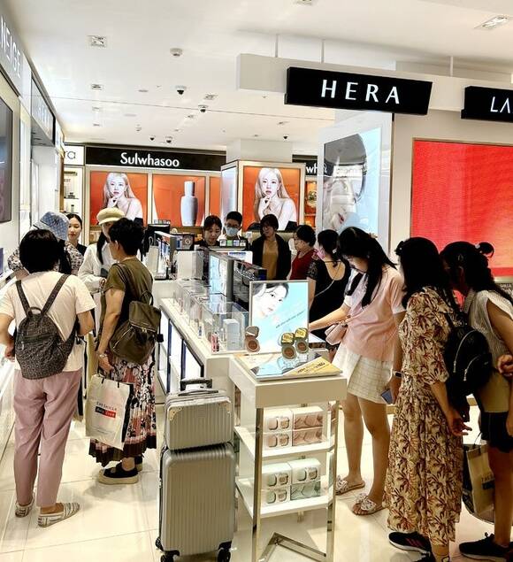 지난 26일 서울 중구 장충동 신라면세점 서울점에서 중국청년여행사(CYTS)를 통한 한국행 첫 패키지 단체 관광객들이 쇼핑을 하고 있다. /신라면세점