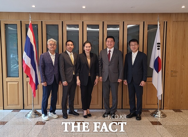 박종우(오른쪽 두번째) 거제시장이 주한아세안 5개국 대사관을 방문해 한·아세안 국가정원 추진 협력방안에 대해 논의했다./거제시