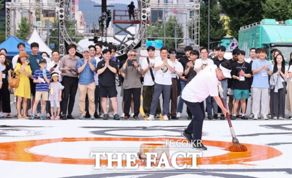 대전 0시 축제 기간 원도심 보물찾기 프로그램의 일환으로 열린 서예 퍼포먼스. / 대전시