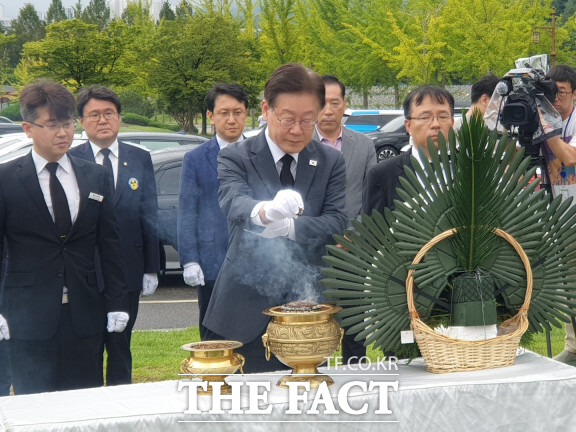 이재명 더불어민주당 대표가 29일 대전현충원을 찾아 홍범도 장군 묘역을 참배했다. / 대전=최영규 기자