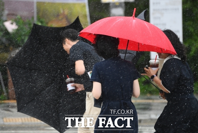기상청에 따르면 현재(오전 11시30분 기준) 서울을 비롯한 수도권에는 시간당 20~30㎜ 내외의 강한 비가 내리고 있다. /이동률 기자
