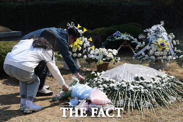 모란공원 민주열사 묘역에 있는 고(故) 박원순 전 서울시장의 묘소가 훼손돼 경찰이 수사를 벌이고 있다. /이새롬 기자