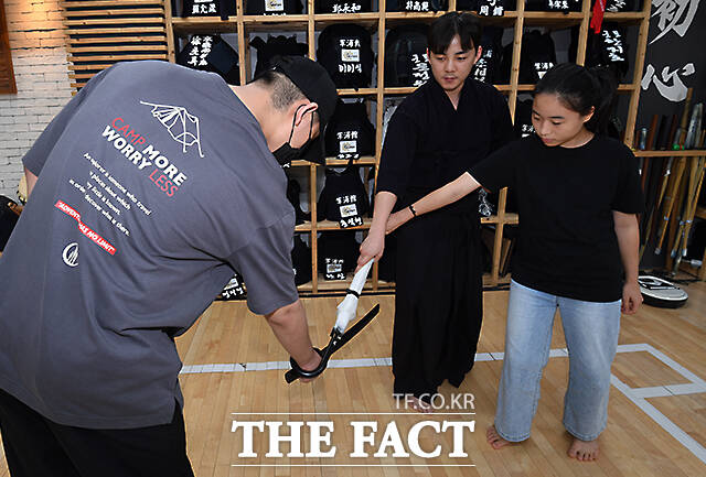 군포 대한검도회 군포검도관의 이현선 사범(가운데)이 여학생에게 우산을 이용한 방어 훈련을 교육하고 있다.
