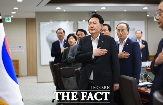 윤석열 대통령은 육군사관학교 내 홍범도 장군 흉상 이전 문제와 관련해 어떤 게 옳은 일인지 생각해 봤으면 좋겠다고 말했다고 조태용 국가안보실장이 전했다. 29일 국무회의 모습. /대통령실 제공