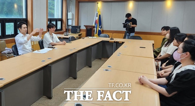 정재욱 경남도의원(왼쪽 첫번째)이 한국국제대 폐교 사태에 따른 편입학 학생들과의 간담회를 갖고 있다./경남도의회