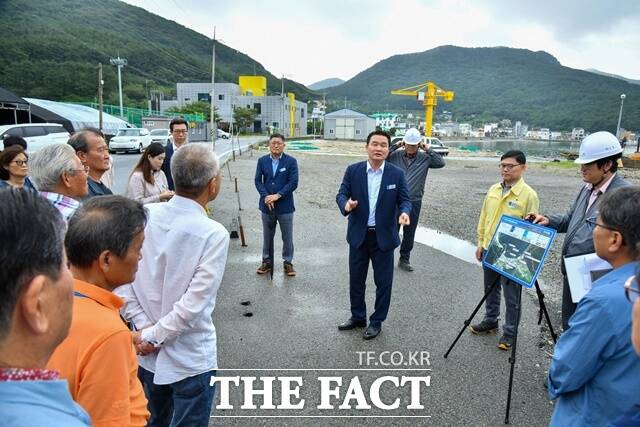 일일면장으로 변신한 박종우 거제시장(가운데)이 저구항 어촌뉴딜사업 현장을 찾아 진행상황을 점검하고 주민들과 소통을 하고 있다./거제시