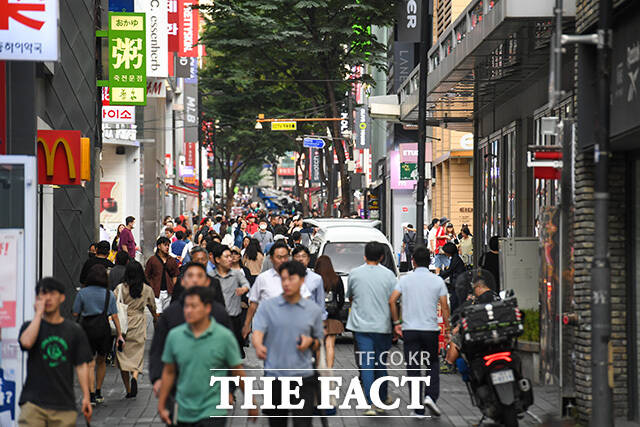 중국 정부가 자국민의 한국 단체관광을 허용한 가운데 30일 오후 서울 중구 명동 거리에 외국인 관광객들로 북적이고 있다. /장윤석 인턴기자